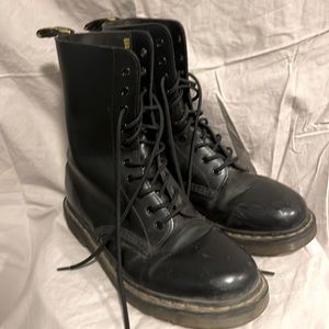 Lightly used 10 eye black Dr. Martens